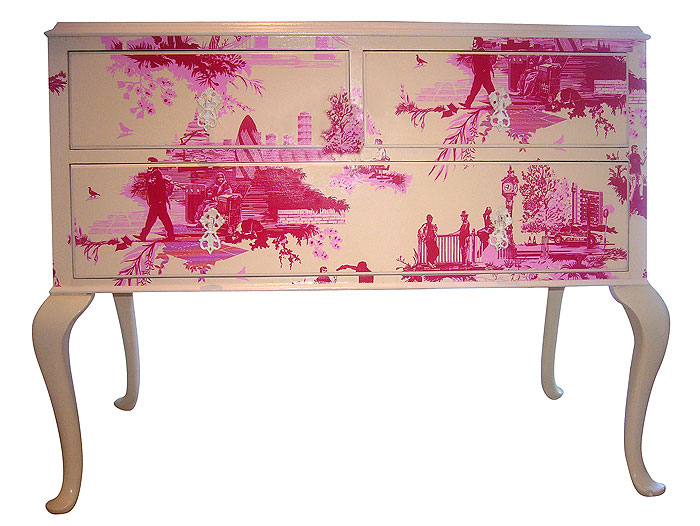 Classic vs. Modern Looks: the Toile de Jouy Revisited toile de jouy Classic vs. Modern Looks: the Toile de Jouy Revisited Toile de Jouy White hot pink
