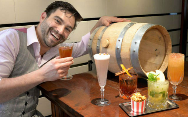 Barman2-Manhattan Bar singapore Inspiration: Glamorous Manhattan Bar in Regent – Singapore Barman2 Manhattan Bar1