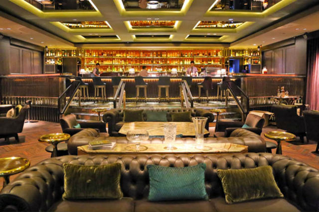 Manhattan is a grand hotel bar at Regent Singapore hotel singapore Inspiration: Glamorous Manhattan Bar in Regent – Singapore Sofa Manhattan Bar