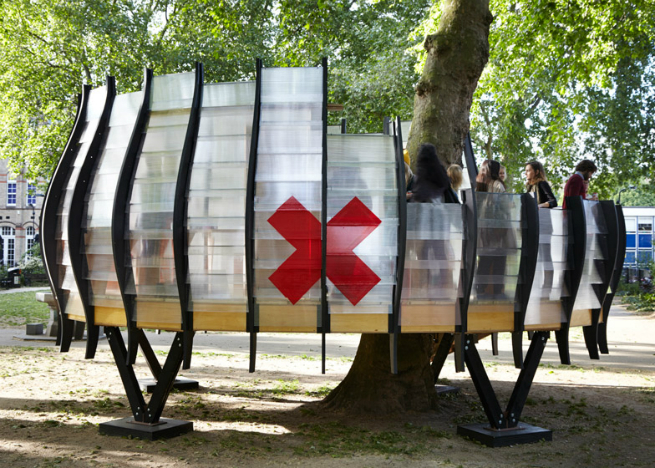 An office was created around a tree tunk in London 4