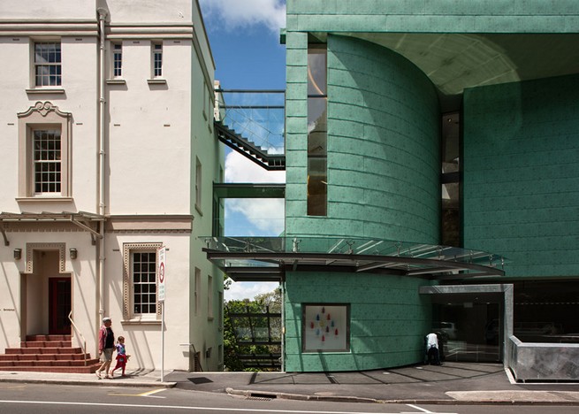 Art gallery in Auckland by Mitchell and Stout Architects features an aluminium-plated facade