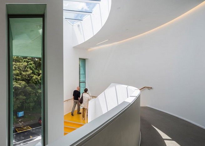 Art gallery in Auckland by Mitchell and Stout Architects features an aluminium-plated facade