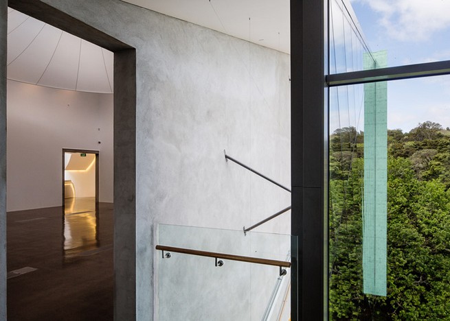 Art gallery in Auckland by Mitchell and Stout Architects features an aluminium-plated facade