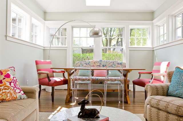 colours and patterns Mix Your Fabrics, Colours and Patterns with No Fear Mixed Fabrics Kartell TRansparent Chairs pink beige striped chairs