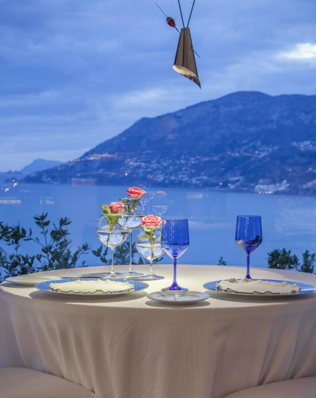 10 Amazing Waterfront Restaurants Around the World  10 Amazing Waterfront Restaurants Around the World Waterfront Restaurant Cover