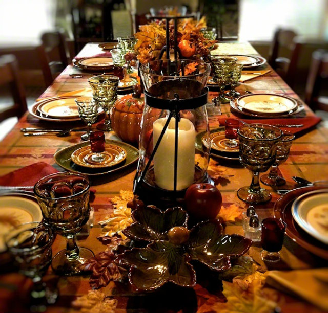 Brugundy THKSGVNG 8 thanksgiving color combinations Best Thanksgiving Color Combinations: Burgundy Table Setting Brugundy THKSGVNG 8
