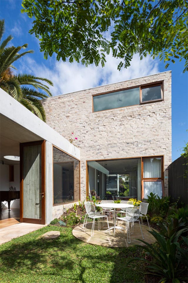 Sydney brick and concrete house encloses a garden courtyard outdoor dining Outdoor dining: Sydney house encloses a garden courtyard Sydney brick and concrete house encloses a garden courtyard