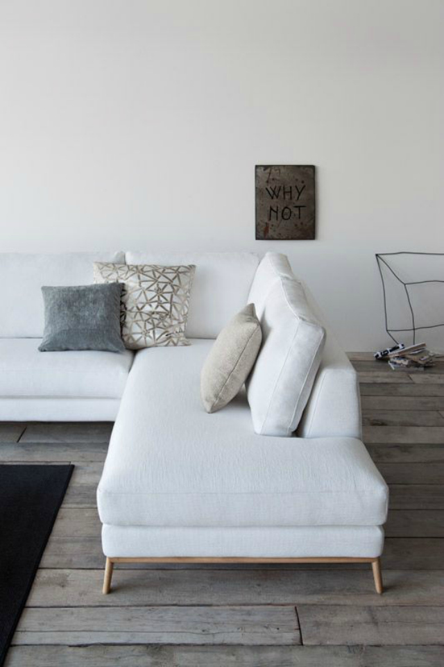 If the thought of getting a sofa in white fabric has crossed your mind but you're still debating wether or not it is a good idea, we gathered some living room inspiration that will probably convince you. white sofa Beautiful Living Room Ideas With A White Sofa white sofa 1 1