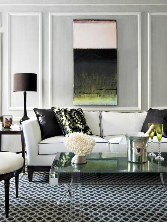 If the thought of getting a sofa in white fabric has crossed your mind but you're still debating wether or not it is a good idea, we gathered some living room inspiration that will probably convince you. white sofa Beautiful Living Room Ideas With A White Sofa white sofa 4