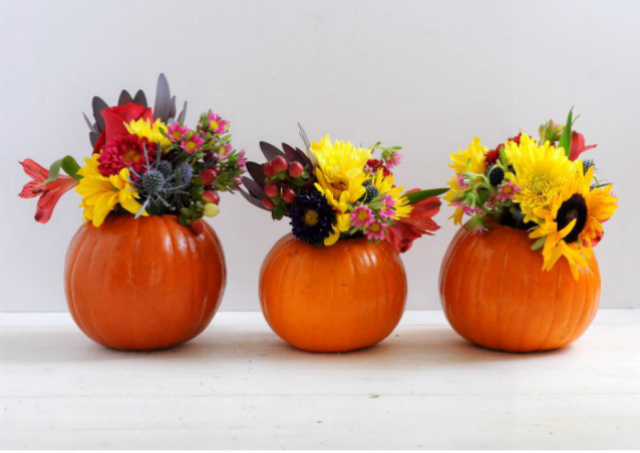 11 Last Minute Decorating Ideas To Recreate This Thanksgiving decorating ideas 11 Last Minute Decorating Ideas To Recreate This Thanksgiving Easy DIY Mini Pumpkin Vase for Fall