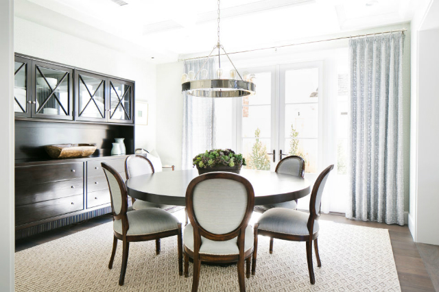 10 Stunning Decorating Ideas To Style A Round Dining Room Table decorating ideas 10 Stunning Decorating Ideas To Style A Round Dining Room Table brooke wagner