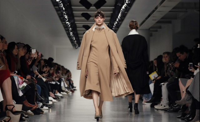 Get Inspired By The Best Moments  london fashion week Get Inspired By The Best Moments At London Fashion Week 2017 41430b0a3d5019e24ac5660cd2a6a049