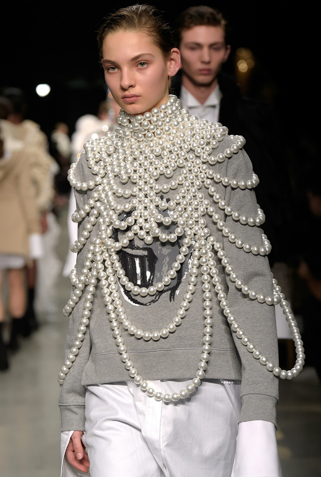 Get Inspired By The Best Moments At London Fashion Week 2017 london fashion week Get Inspired By The Best Moments At London Fashion Week 2017 burberry pearl cape 1