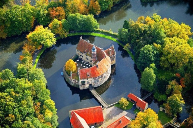 10 Iconic Germany Monuments That You Must Visit germany monuments 10 Iconic Germany Monuments That You Must Visit Vischering Castle L  dinghausen North Rhine Westfalia
