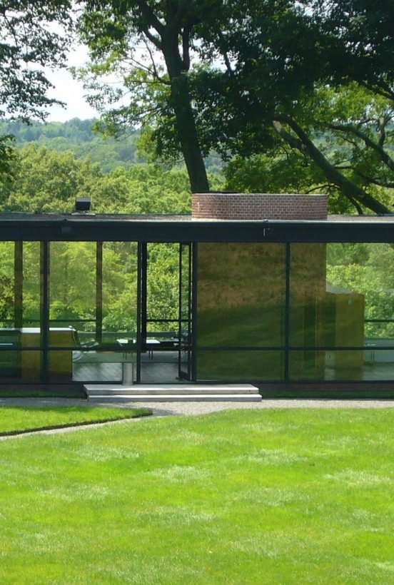 mid-century modern 10 Mid-Century Modern Homes by World Acclaimed Designers Glasshouse philip johnson 552x820
