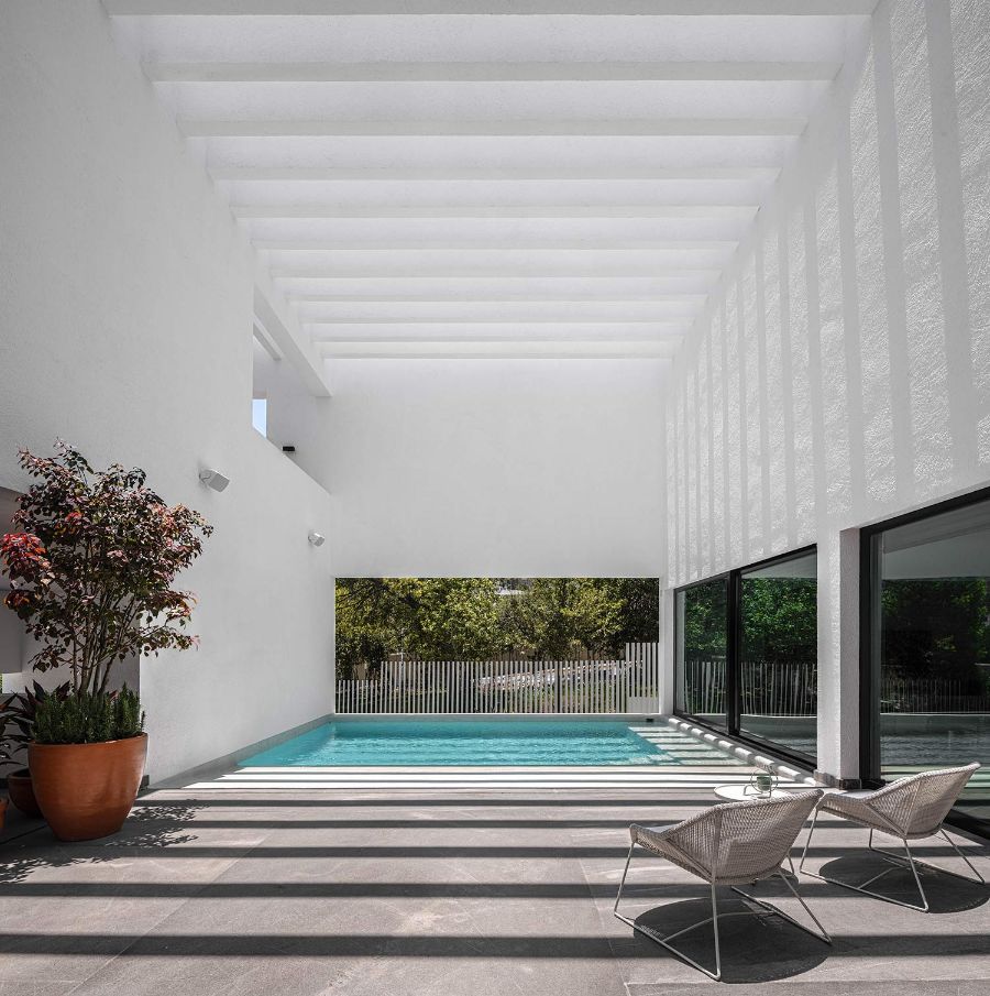 pool, floor plant, white armchairs, white side table cadaval and solà morales Cadaval And Solà Morales Inspiring Interiors Cadaval And Sola   Morales Inspiring Interiors1 1 1
