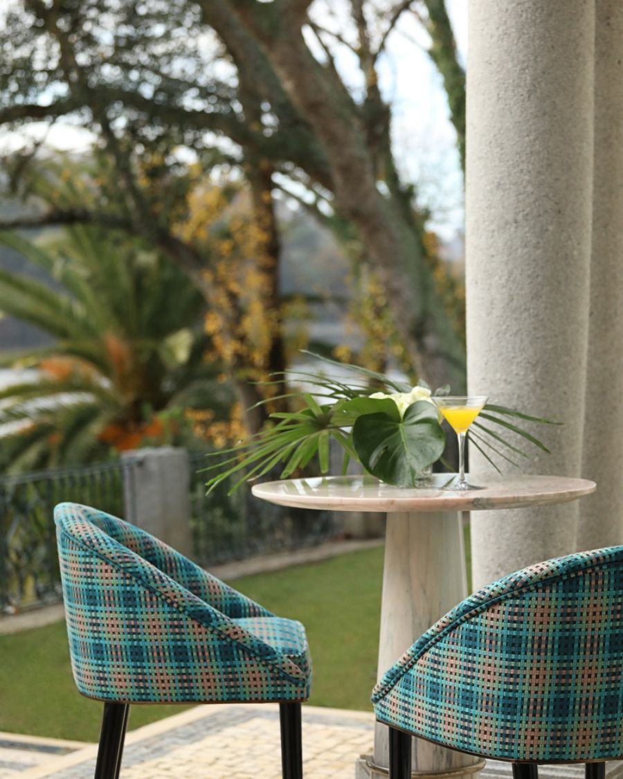 Upholstered armchairs, marble center table, drink, plants cadaval and solà morales Cadaval And Solà Morales Inspiring Interiors Cadaval And Sola   Morales Inspiring Interiors1 10 1