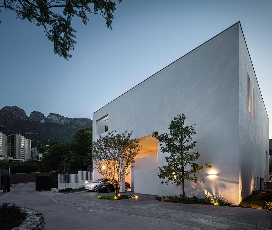 Rectangular white house, cars, trees cadaval and solà morales Cadaval And Solà Morales Inspiring Interiors Cadaval And Sola   Morales Inspiring Interiors1 2