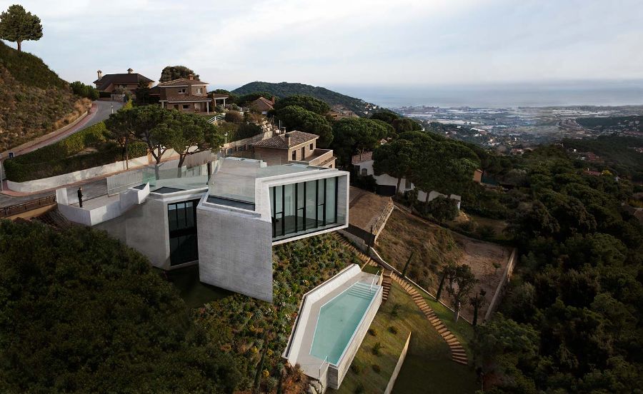 irregular pool, white concrete house, trees cadaval and solà morales Cadaval And Solà Morales Inspiring Interiors Cadaval And Sola   Morales Inspiring Interiors1 7 1