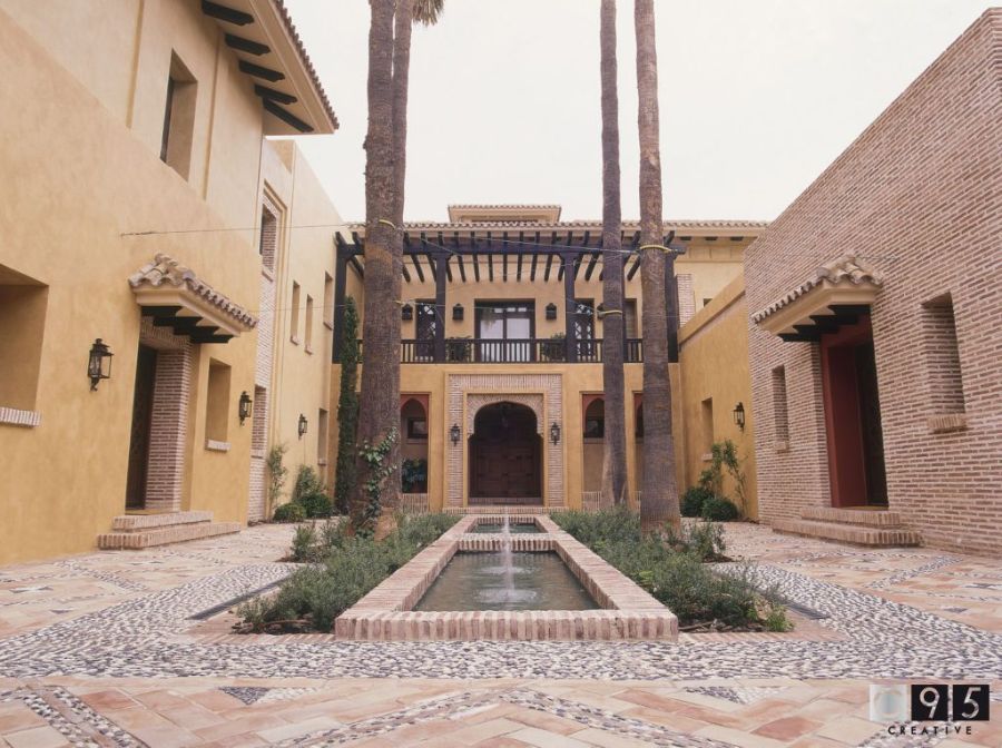 brick house, palms, fountain, entrance euroamykasa Euroamykasa Inspiring Interiors Euroamykasa Inspiring Interiors1 3 1