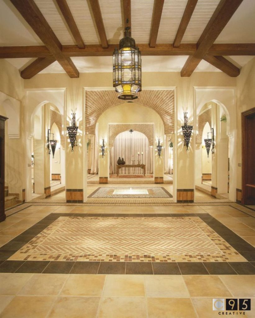 entryway, columns, black triangular wall lamps, geometric suspension lamp euroamykasa Euroamykasa Inspiring Interiors Euroamykasa Inspiring Interiors1 4 1 821x1024