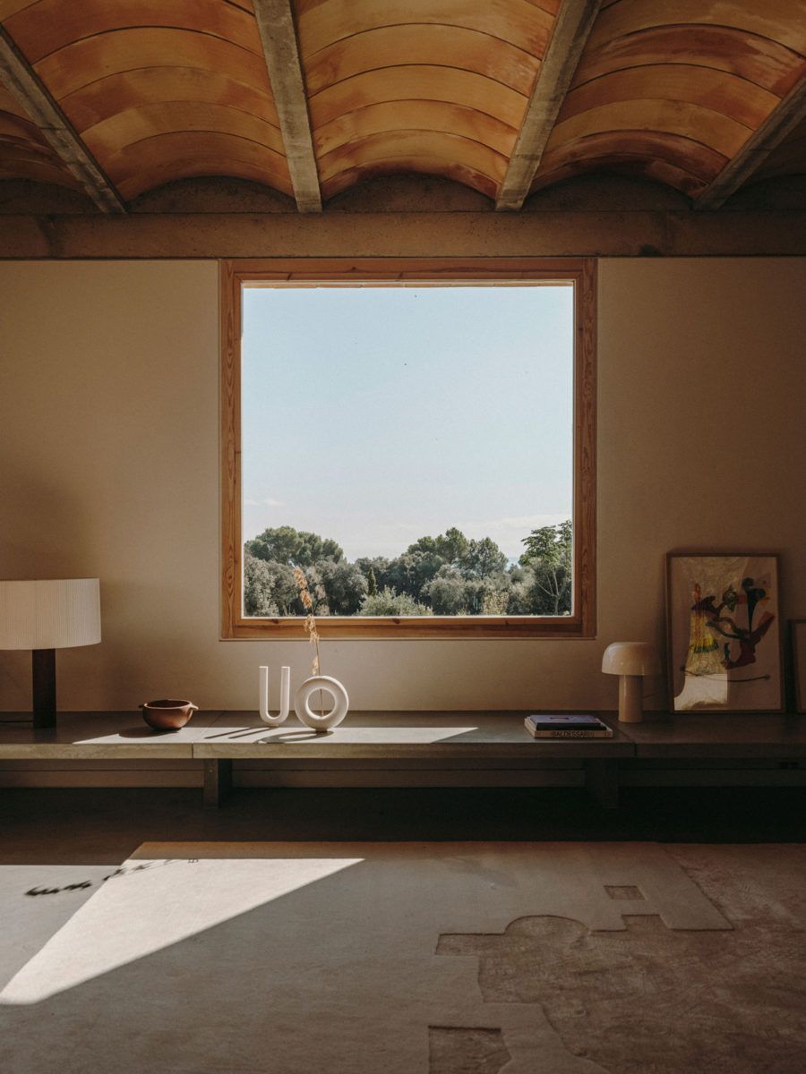 square window, decorative elements, nude rug mesura Mesura: Get Inspired With Innovative Interior Designs Get Inspired By Mesura Innovative Interior Designs1 4
