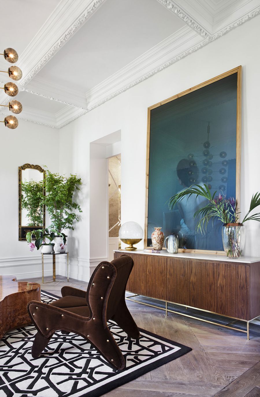 brown velvet armchair, black and white rug, decorative elements batik interiores BATIK Interiores Home Decor Inspiration BATIK Interiores Home Decor Inspiration1 6 1