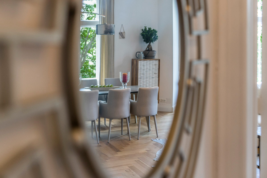Altberliner Wohnung view of the living room, we have a peak of the dining chairs  the stilschmiede berlin The Stilschmiede Berlin- Interior Design Inspirations BB Inspiartiosn and Ideas stilschmiede berlin portfolio altberliner wohnung 10