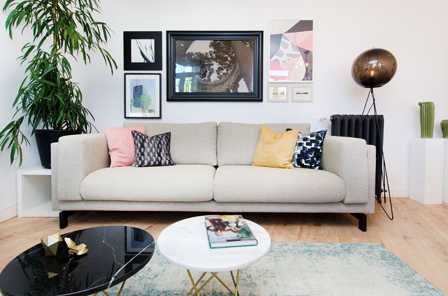 white sofa, decorative elements, black and white center table, mwtallic floor lamp, plant, rectangular rug estudio marcos mela Estudio Marcos Mela Playful Designs Estudio Marcos Mela Playful Designs1 2
