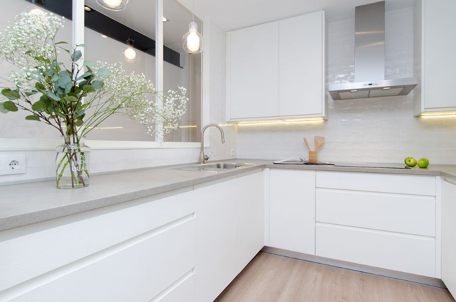 white cabinets, vase with flowers, silver sink and tap estudio marcos mela Estudio Marcos Mela Playful Designs Estudio Marcos Mela Playful Designs1 4 1