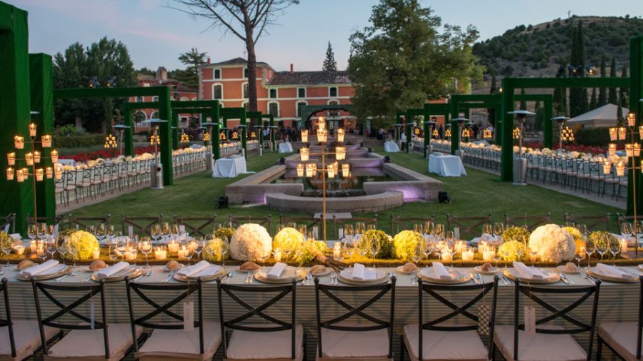 wedding setting, large table, dining chairs, plates, decorative elements, fountain, lights, trees lgf spaces LGF SPACES Best Interior Design Projects LGF SPACES Best Interior Design Projects1 3 1