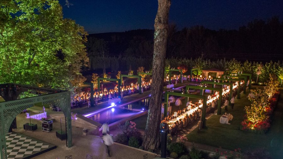 wedding setting, large table, dining chairs, plates, decorative elements, fountain, lights, trees lgf spaces LGF SPACES Best Interior Design Projects LGF SPACES Best Interior Design Projects1 4 1