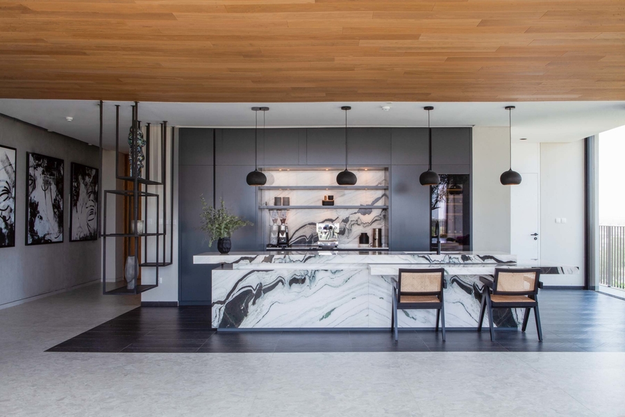 Kitchen with marble counter and custom armchairs. cherwell Cherwell – Best Interior Design Inspirations Webp