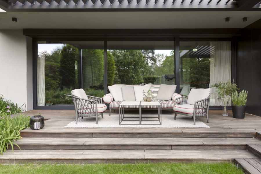 Dopo Domani, ZEITLOSE ELEGANZ UND WOHNLICHKEIT outdoor space, with a white sofa, two armchairs and a center table.  dopo domani 10 Stunning Dopo Domani Interiors To Inspire You dopo domani Residence R 002 scaled 1