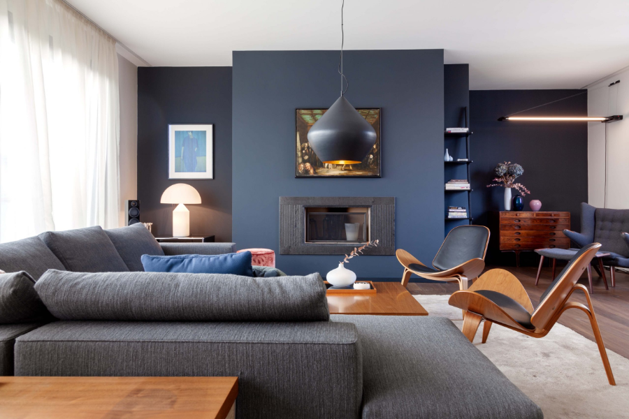 Dopo Domani, ZUHAUSE IN MITTE living room in blue tones, with a grey sofa, a chandelier and 2 armchairs  dopo domani 10 Stunning Dopo Domani Interiors To Inspire You dopo domani maisonette A 6 scaled 1