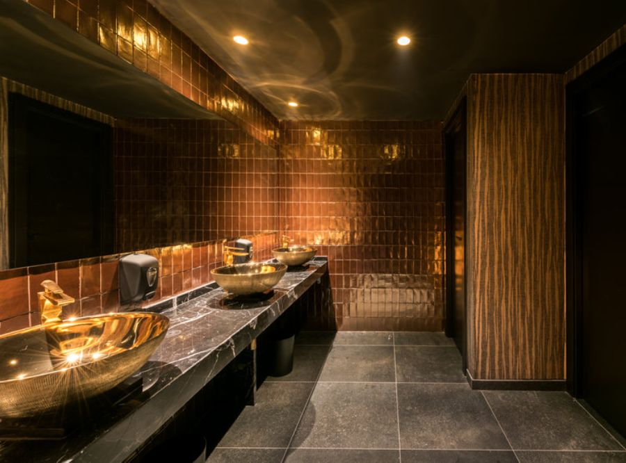 bathroom whit golden sinks and black vanity, rectangular mirror cuarto interior Cuarto Interior Modern Interior Design Ideas Cuarto Interior Modern Interior Design Ideas1 7 1