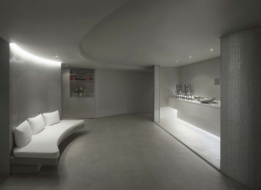 spa reception with white sofa sara folch Sara Folch Modern Style Inspiration Sara Folch Modern Style Inspiration1 1 1