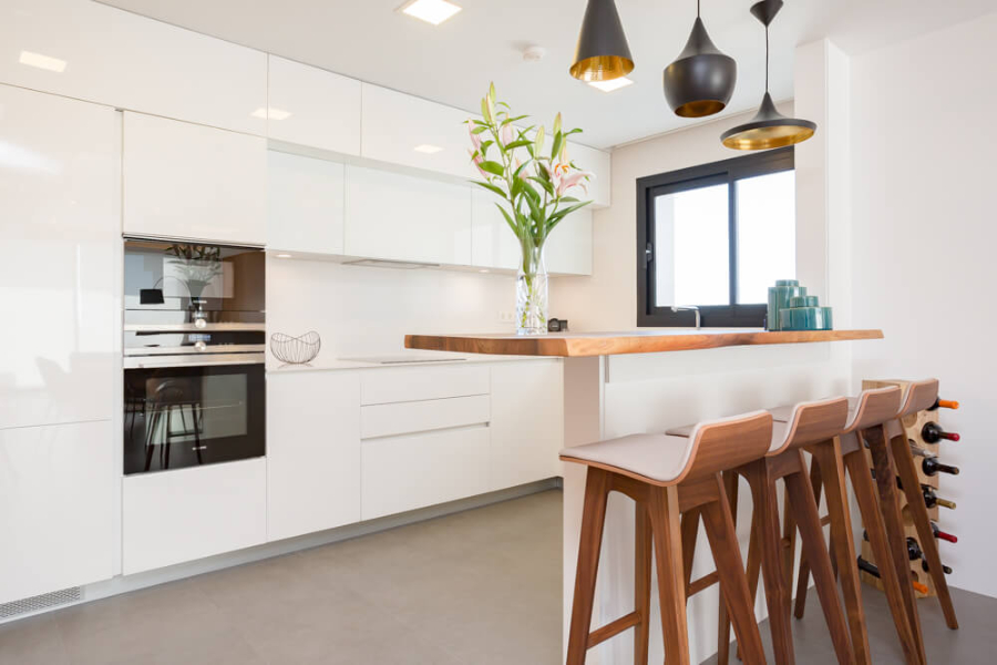 white kitchen with wooden counter stools pietan Pietan Design Modern Style Inspirations Pietan Design Modern Style Inspirations1 2 1