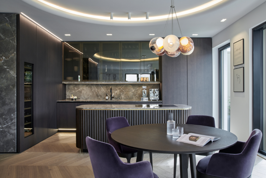 STADTWOHNUNG NYMPHENBURG modern interior design ideas kitchen with dark purple dining chairs around a round wood table.  modern interior design ideas Reimann Architecture: Modern Interior Design Ideas csm Reimann Palestrina  Reimann Architecture Modern Interior Design Ideas