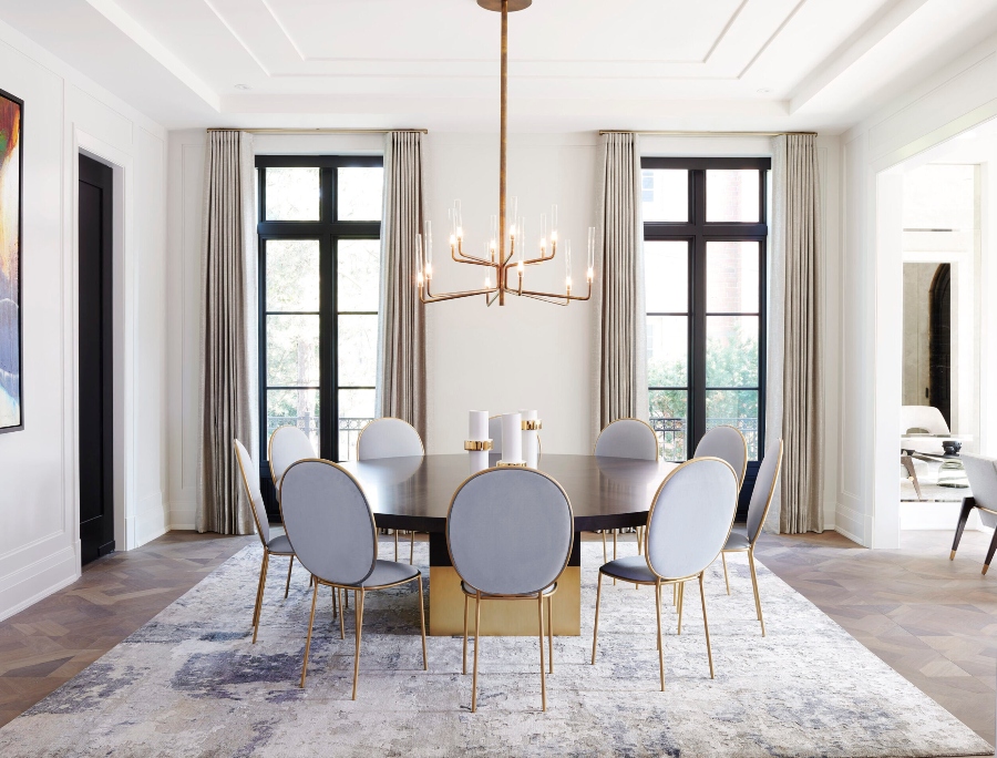 Coe Mudford Interior Design: Modern home decoration ideas. This dining room with white walls has a round table in brown, armchairs in light blue with golden details, and a big rug in white and light blue.  modern home decoration ideas Modern home decoration ideas: Coe Mudford Interior Design Coe Mudford Interior Design Modern home decoration ideas  Knightwood Park 1