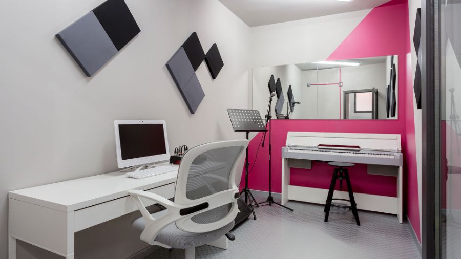 music studio by kiga with white table and chair kiga Kiga Modern Style Inspirations Kiga Modern Style Inspirations1 4 1