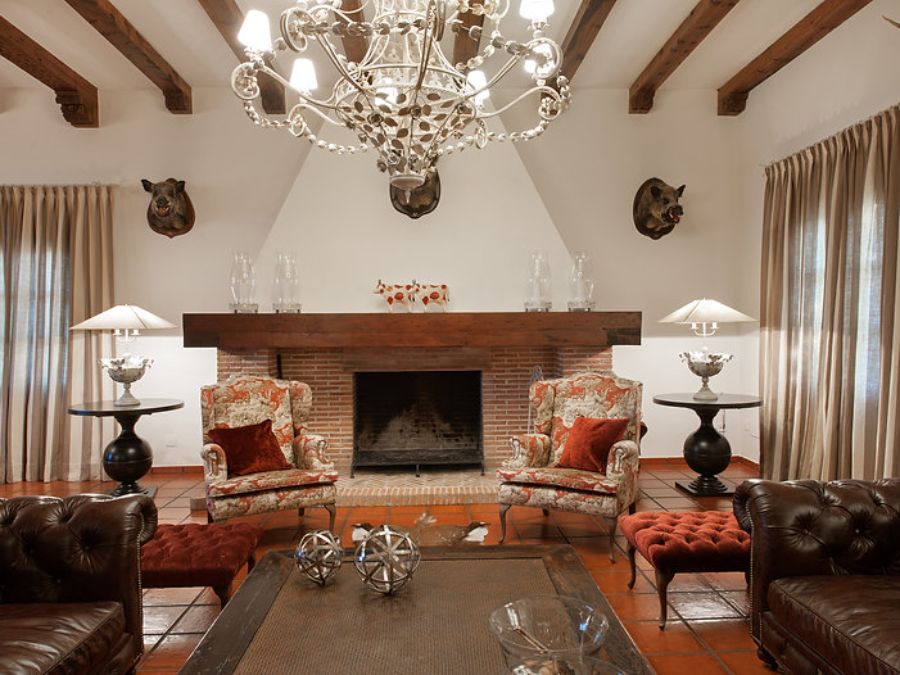 living room by miguel muñoz estudio with brown leather sofas and a fireplace miguel muñoz estudio Miguel Muñoz Estudio Modern Style Inspirations Miguel Munoz Estudio Modern Style Inspirations1 7 1