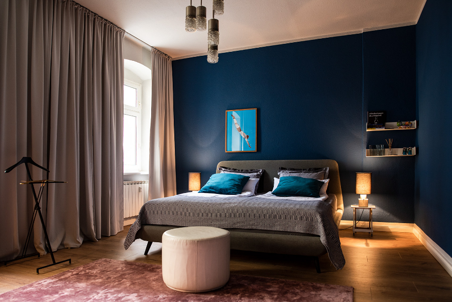 THE INNER HOUSE: bedroom with a white puff, a green bedroom and a pink rug  the inner house THE INNER HOUSE: Modern Interior Design Ideas Aptm Berlin V  THE INNER HOUSE Living room decor ideas