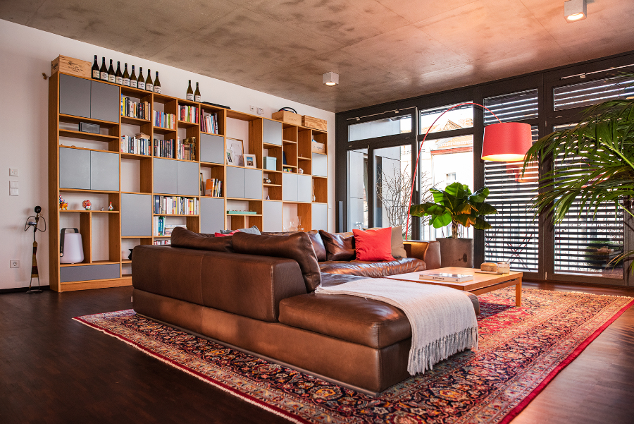 THE INNER HOUSE: living room qith a brwon leather sofa, a wood center table and a large area rug  the inner house THE INNER HOUSE: Modern Interior Design Ideas Aptm Berlin VI BB Inspiration and Ideas THE INNER HOUSE Living room decor ideas