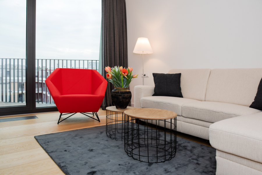 THE INNER HOUSE: livig area with white sofa, 2 center table, a red armchair and a grey rug  the inner house THE INNER HOUSE: Modern Interior Design Ideas PENTHOUSE SAPPHIRE THE INNER HOUSE Living room decor ideas