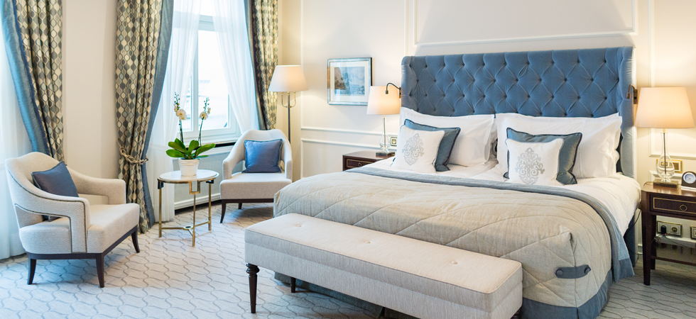Creating a cozy ambiance with twill accent chairs