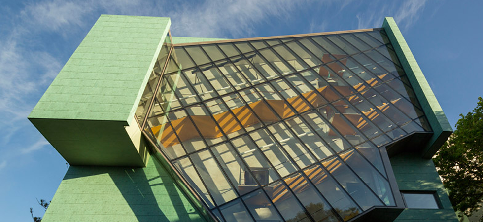 Art gallery in Auckland by Mitchell and Stout Architects features an aluminium-plated facade