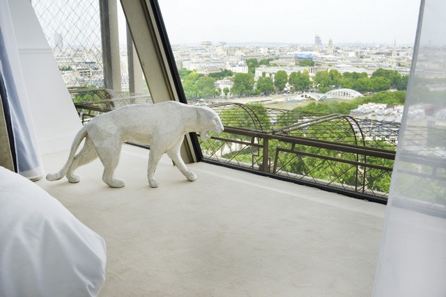 Euro 2016 Exclusive A Luxury Apartment Inside the Eiffel Tower (5)