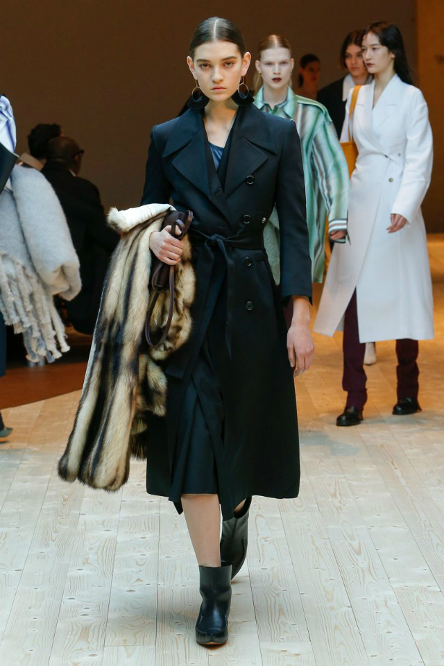 The bold, floor-length tailored coat, a tuxedo with its hemline sweeping right down to the ankle and a oversized tailoring were the key pieces of Céline fall collection.
