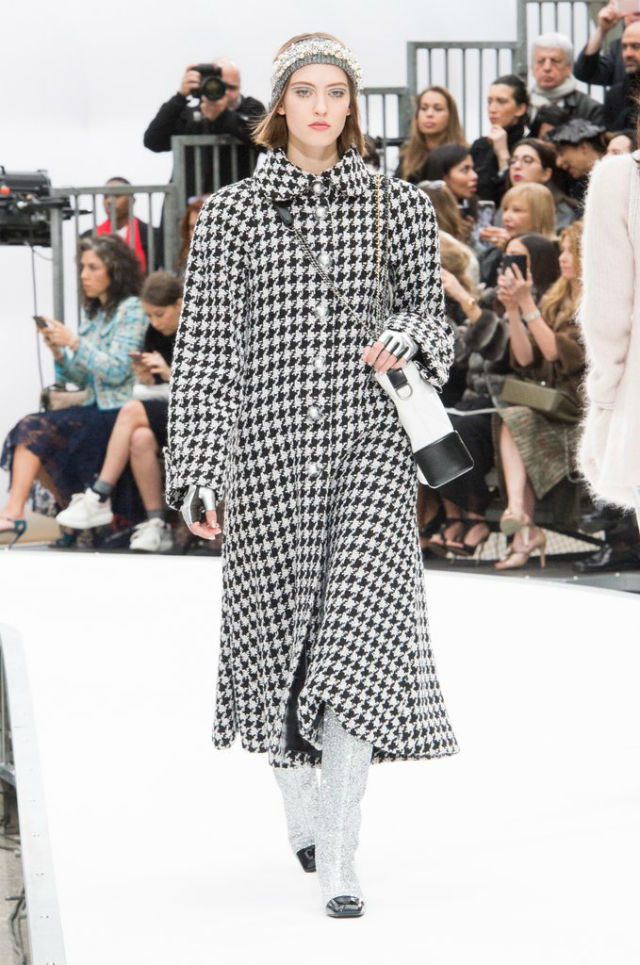Karl Lagerfeld Launches a Rocket at the Paris Fashion Week 2017 (4)